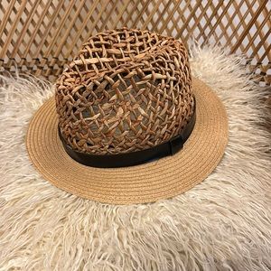 Steve Madden Summer Hat 60%Straw and 40% paper with black leather band